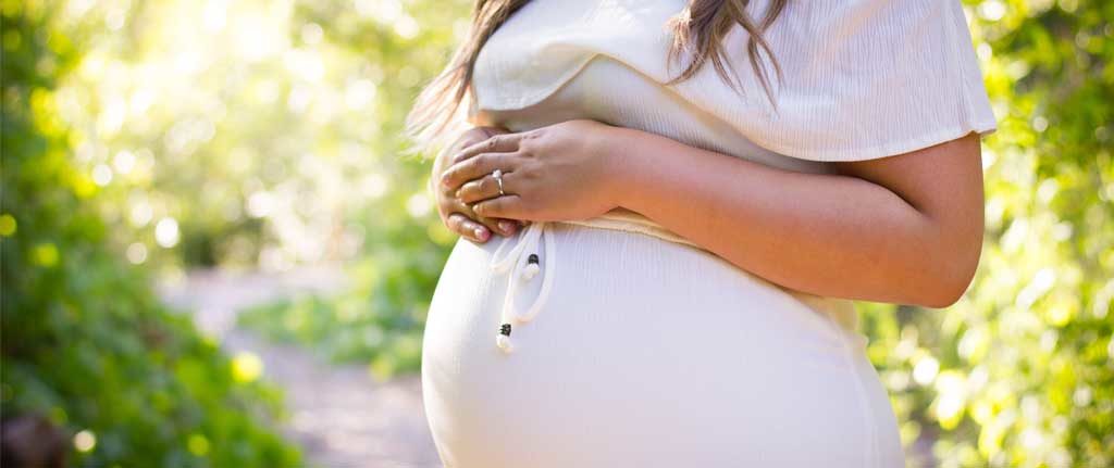 pregnant women hands on belly